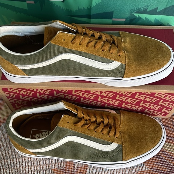 Vans Men’s Old Skool
Mini Cord Green/Brown
VN000ZNIT20A
Sneakers
 Corduroy - Picture 3 of 16